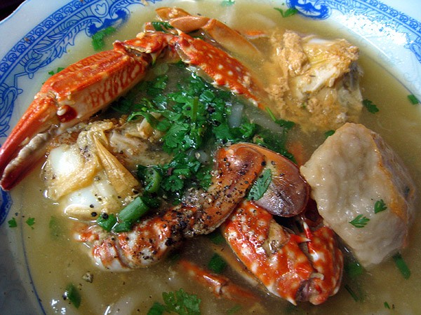 Một tô bánh canh ghẹ phải có ghẹ được luộc nguyên con, chả tôm, tiết heo, nấm và sợi bánh canh bột lọc. Nước lèo được nấu rất sánh, có vị đậm đà của ghẹ và ngọt thanh của nước ghẹ. Thịt ghẹ khi ăn vào có vị thơm của hành tỏi, đậm đà của gia vị đã ướp rất công phu. Để có nồi nước lèo thơm trong vắt, ta phải chọn ghẹ tươi mới cho ra được mùi vị đặc trưng, vốn có của bánh canh ghẹ Vũng Tàu.